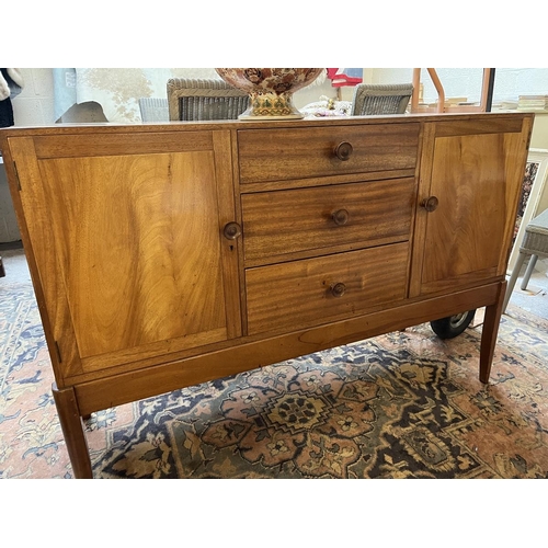 515 - Gordon Russell sideboard - Approx W: 137cm D: 45cm H: 95cm