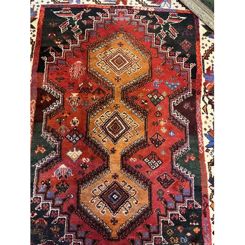 549 - Early 20thC 100% wool handwoven Kashgai rug - Approx 165cm x 122cm