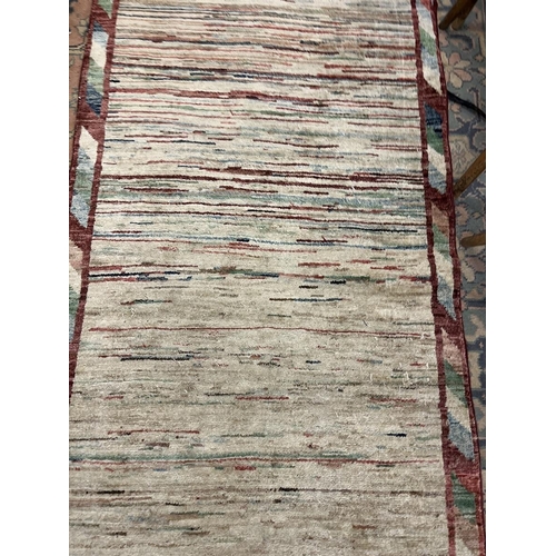 550 - Patterned runner - Approx 280cm x 92cm