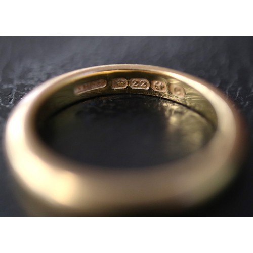 50 - 22ct gold wedding band - Approx weight: 4.2g - Size K