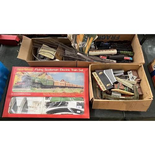 153 - Good collection of 00 gauge railway to include rolling stock, track, accessories etc.