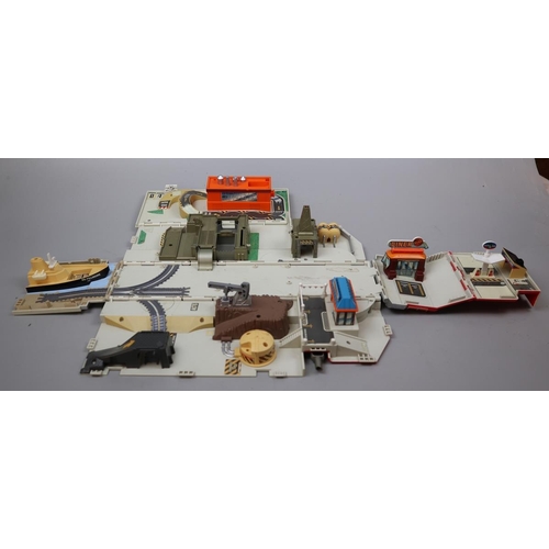 116 - Micro Machines Fold out truck with cars