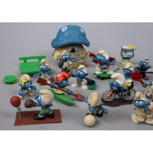 120 - Collection of Smurf and accessories 