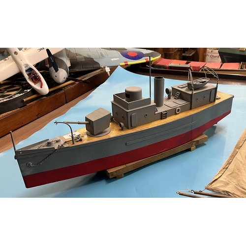 146 - Scratch built model of a destroyer & a 1950's pond yacht