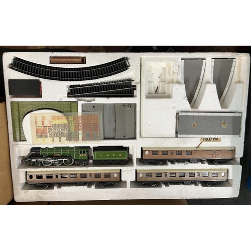 153 - Good collection of 00 gauge railway to include rolling stock, track, accessories etc.