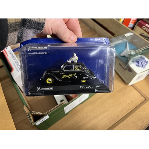 206 - Collection of die cast vehicles to include boxed examples