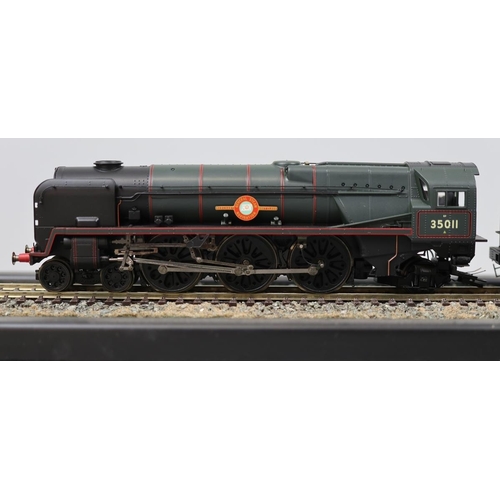 27 - Hornby 00 gauge R2466 Rebuilt Merchant Navy Class 4-6-2 35011 