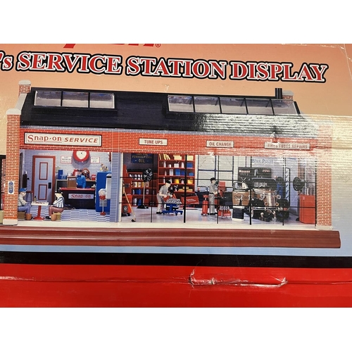 433 - Snap-On Thundering 30s service station display diorama - Unbuilt in original box