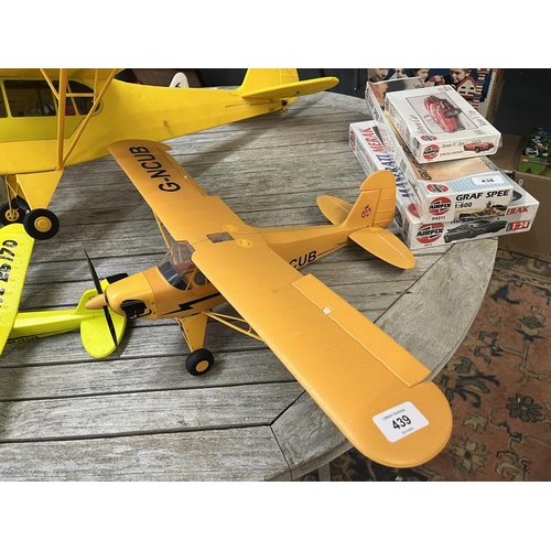 439 - 4 R/C model airplanes