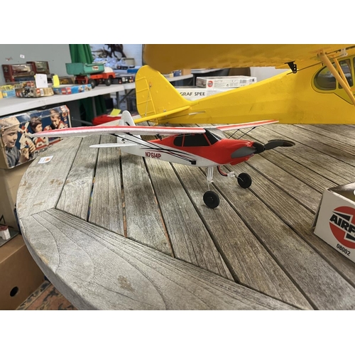 439 - 4 R/C model airplanes