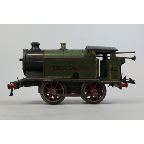 8 - 3 0 gauge clockwork model railway engines including Hornby