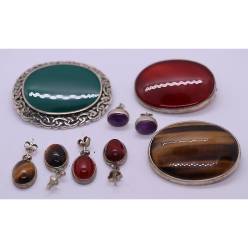 144 - Collection of jewellery including brooches, earrings, tigers eye, carnelian etc