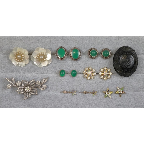 167 - Collection of vintage jewellery to include silver