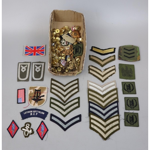 218 - Collection of military buttons and cloth cap badges of the Warwickshire and Worcestershire regiments... 