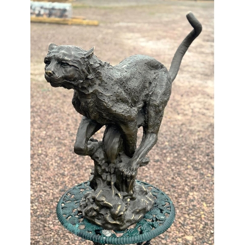 528 - Large signed bronze sculpture of a Cheetah - Approx height: 84cm