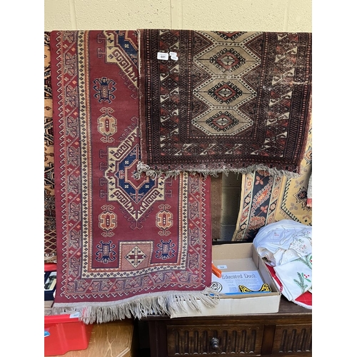 691 - Red patterned rug & runner