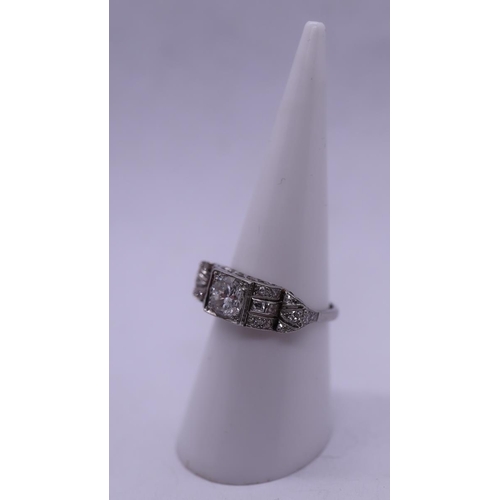 103 - Fine Art Deco platinum diamond set ring - Approx 1 carat centre diamond