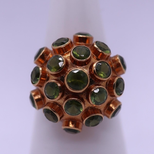 16 - 18ct gold peridot set ring - Size L - Approx W: 3.9g