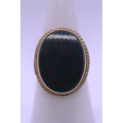 21 - 9ct gold blood stone set ring - Size M - approx gross W: 5.2g