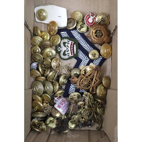 218 - Collection of military buttons and cloth cap badges of the Warwickshire and Worcestershire regiments... 