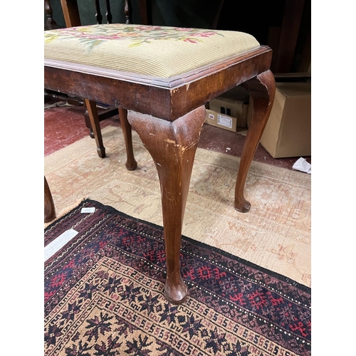 412 - Bow fronted dressing table with stool - Approx W: 92cm D: 58cm H: 77cm