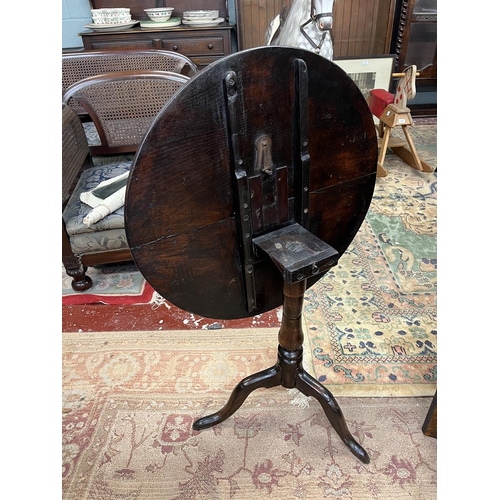 542 - Antique oak tilt-top table