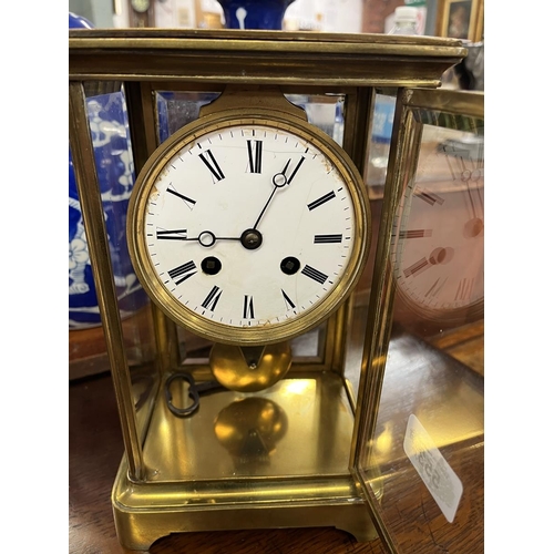 553 - Brass and glass mantle clock with pendulum and key