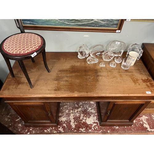 571 - Mahogany pedestal desk