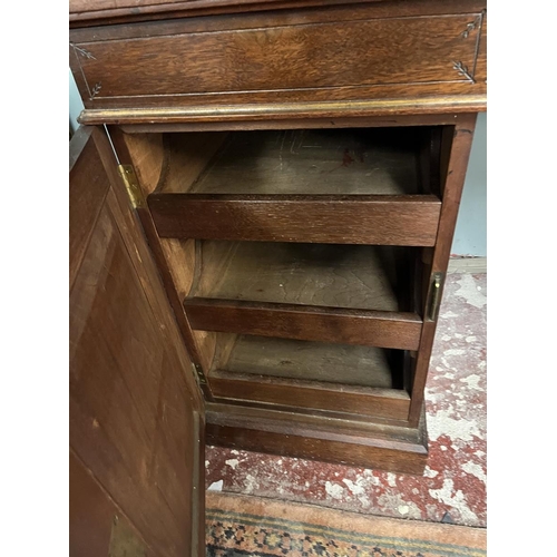 571 - Mahogany pedestal desk