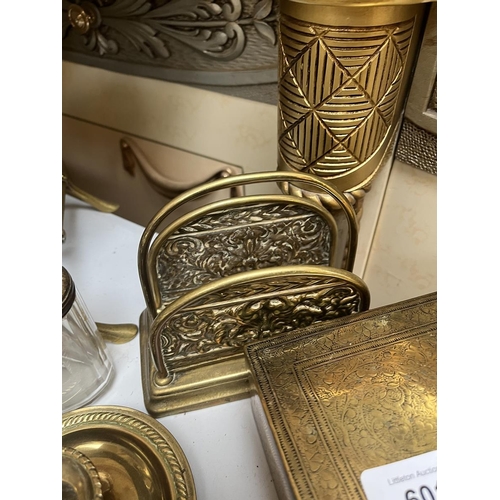 601 - Good collection of brassware 