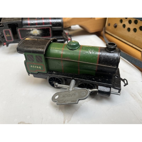 610 - Collection of green O gauge clockwork locomotives some with tenders and keys