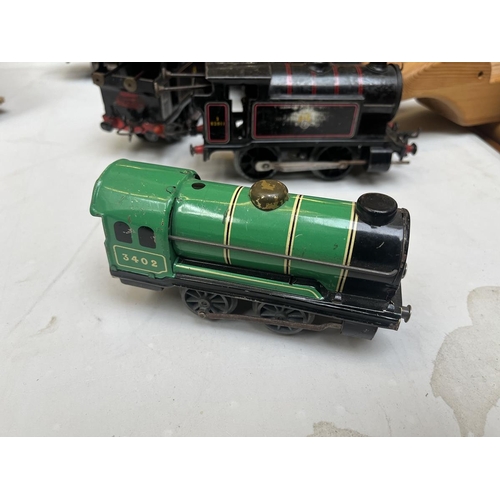 610 - Collection of green O gauge clockwork locomotives some with tenders and keys