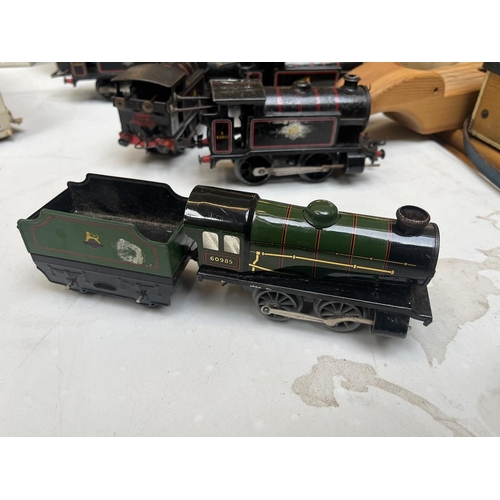 610 - Collection of green O gauge clockwork locomotives some with tenders and keys