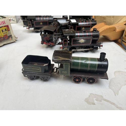 610 - Collection of green O gauge clockwork locomotives some with tenders and keys