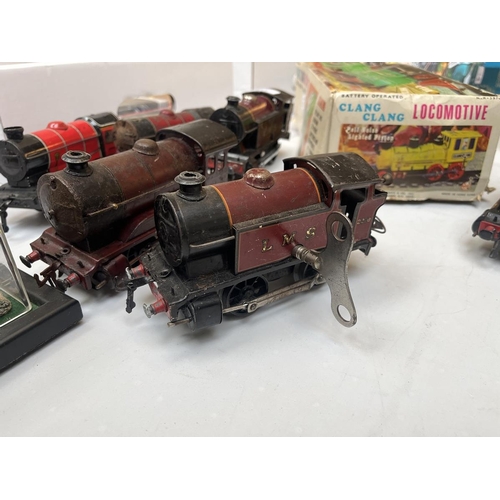 612 - Collection of red O gauge clockwork locomotives