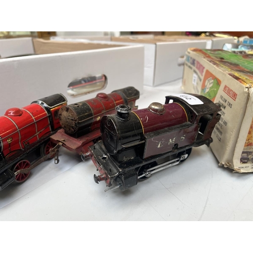 612 - Collection of red O gauge clockwork locomotives