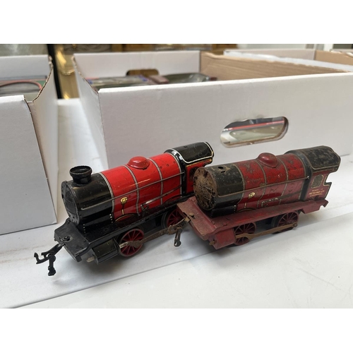 612 - Collection of red O gauge clockwork locomotives