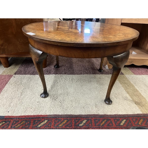 658 - Victorian circular walnut coffee table