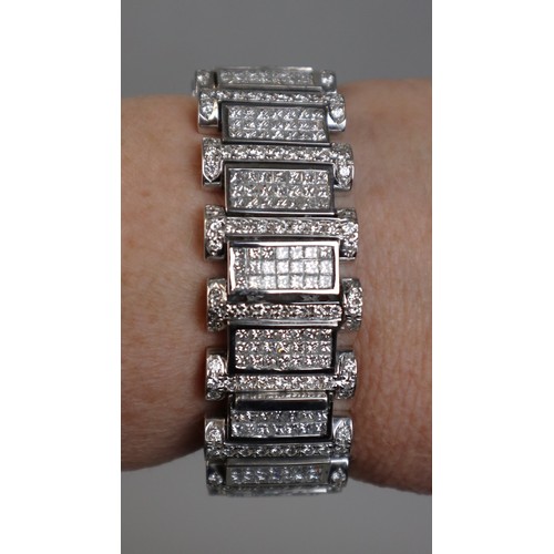 129 - Very heavy 18ct white gold bespoke bracelet set with 30ct's of diamonds by International Diamond Cen... 