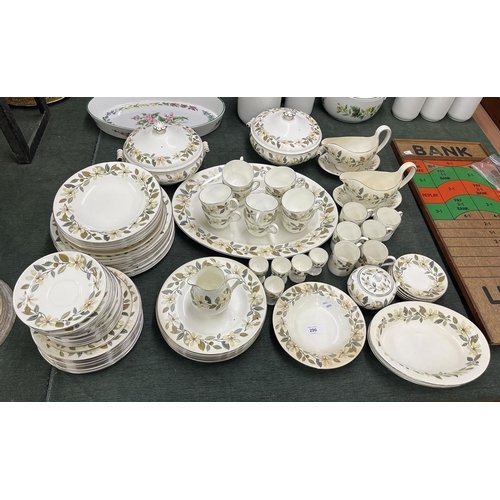 290 - Wedgwood dinner service - Beaconsfield