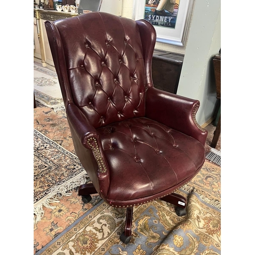 441 - Button back swivel chair