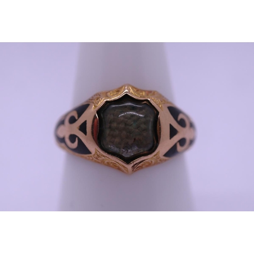 26 - Antique 18ct gold and enamel ring - size R