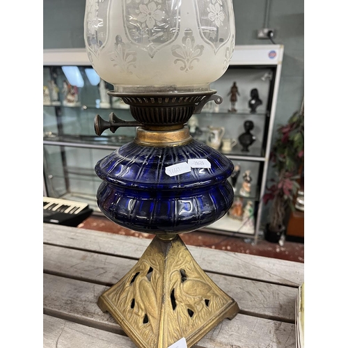 279 - Oil lamp with cobalt blue glass reservoir - Approx H48cm