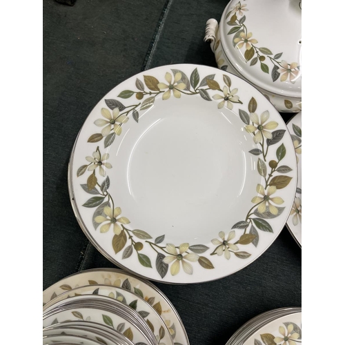 290 - Wedgwood dinner service - Beaconsfield