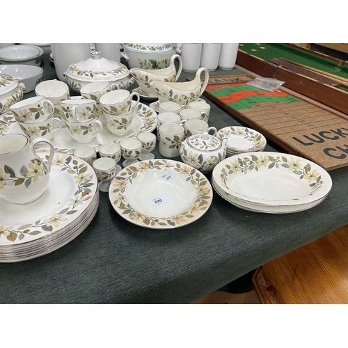 290 - Wedgwood dinner service - Beaconsfield