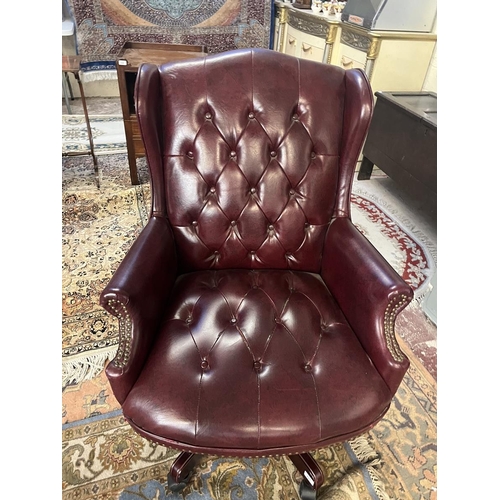 441 - Button back swivel chair