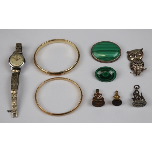 75 - Collection of mixed jewellery to include malacite brooch and seals