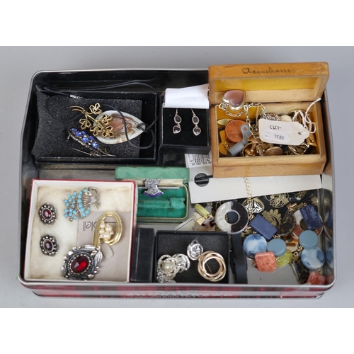 76 - Collection of vintage jewellery