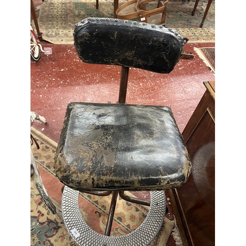 322 - Vintage swivel stool