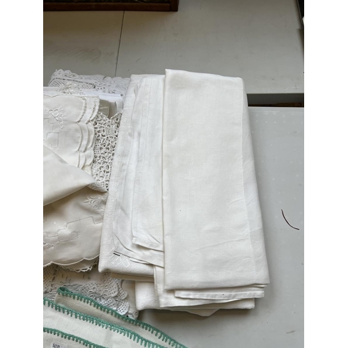 401 - Assortment of vintage linen